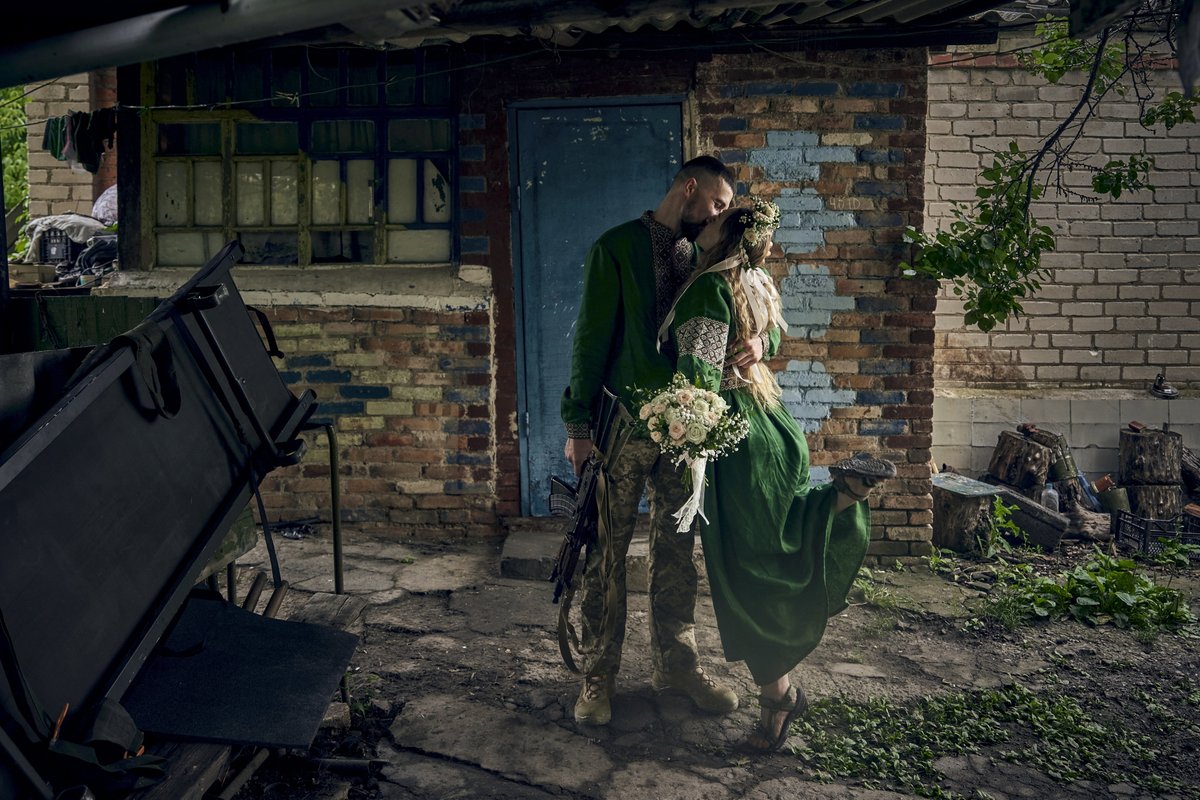 Mardi, la photo d'Alina et Andriy, soldat ukrainien engagé volontaire lourdement blessé , est devenue virale. 
L'occasion de publier dans <a href="/libe/">Libération</a> un portfolio du duo Libkos, passé de photographes de mariages à photographes de guerre 
liberation.fr/culture/photog…