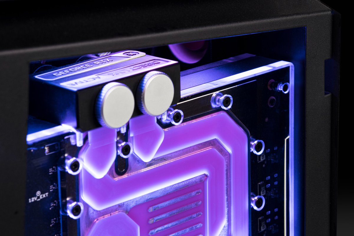 HIPOverso's tweet photo. Este PC es una máquina de alto rendimiento. Una bestia así no lleva cualquier componente. 
Con la mejor tarjeta gráfica del mercado #rtx4090 @NVIDIAGeForceES, la placa base más compacta @ASUS Z690 y toda la potencia posible en su procesador @intel i9.

🦛https://t.co/MEanVDJMzn https://t.co/ptPBKszXE5