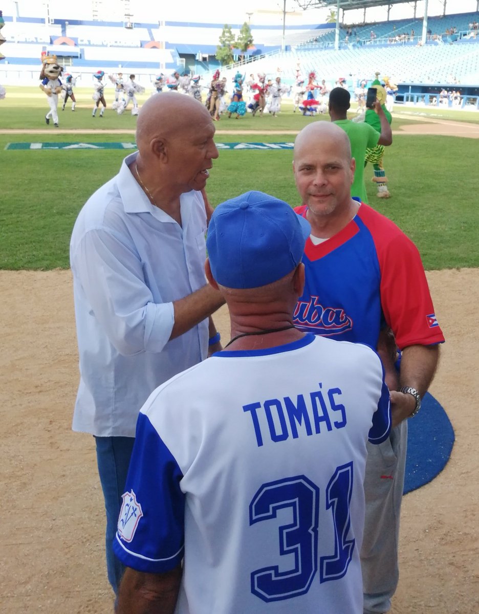 GHNordelo5's tweet photo. En el homenaje a #Malleta coincidimos con otro de los grandes: el legendario máscara azul #PedroMedina #31 #Cuba #CDRCuba #Industriales #SomosDelBarrio https://t.co/kWe7XQXlQv