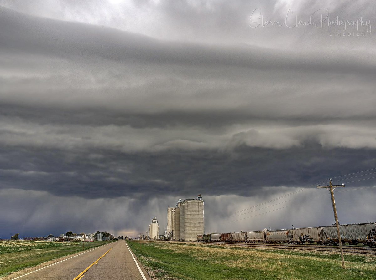 An #arcus or shelf #cloud moves over a #grainelevator in #Kansas this May. 🌩️😍📷 #cloudscape #weather #clouds #sky #natgeophotos #nikonusa #z9 #nikonoutdoors #stormhour #kansaswx #wxtwitter #thephotohour @xwxclub #natgeoyourshot  #zcreators #bestoftheUSA_weather @CloudAppSoc