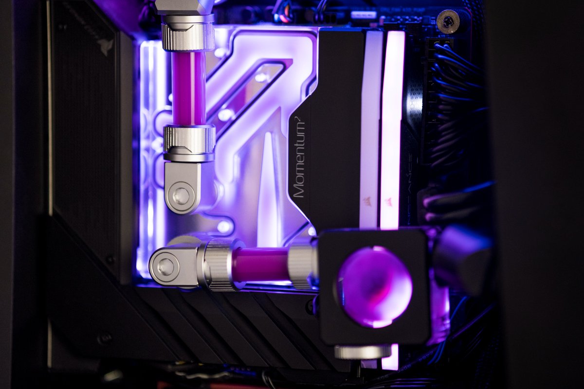 HIPOverso's tweet photo. Este PC es una máquina de alto rendimiento. Una bestia así no lleva cualquier componente. 
Con la mejor tarjeta gráfica del mercado #rtx4090 @NVIDIAGeForceES, la placa base más compacta @ASUS Z690 y toda la potencia posible en su procesador @intel i9.

🦛https://t.co/MEanVDJMzn https://t.co/ptPBKszXE5