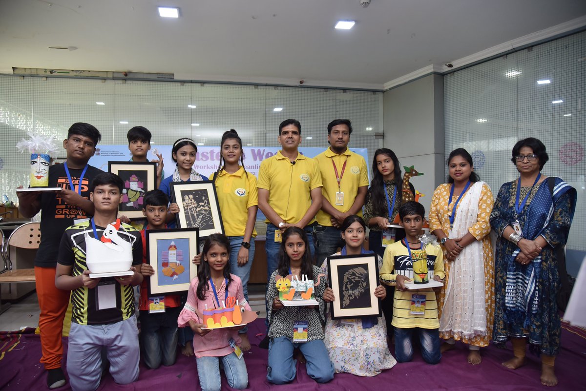 SDRD_NSSO's tweet photo. An initiative of SDRD &amp; DPD of NSSO with M/O Culture: Thirty underprivileged children taking part in a Workshop "Waste to Wealth"  for recycling daily wastes to handicrafts of domestic use.
@goistats@swachhmospi
#swachhmospi #SwachhtaPakhwada #swachhNSSO #swachhSDRD #swachhDPD https://t.co/KxhkreB24P