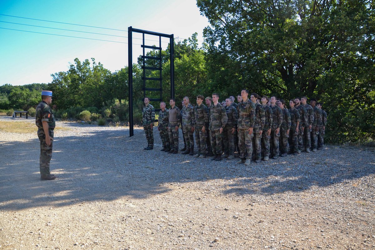 1RCA_canjuers's tweet image. 26 jeunes entre 16 et 24 ans découvrent le monde militaire et les missions du #1erRCA. Une semaine pour tester les bases du métier de soldat : ordre serré, terrain et découverte des nombreux métiers de l'@armeedeterre. Vous aussi, faites une #PMT @RecrutemenTerre vous attend !