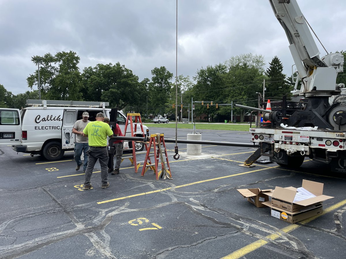 AvonLake_Ops's tweet photo. Replacement light pole is being installed today in the sophomore lot. Parking pass pick-up is only a month away!

@AvonLakeSchools @MMay_ALHS #ALexcellence #AL101 https://t.co/EkoDe6LTv6
