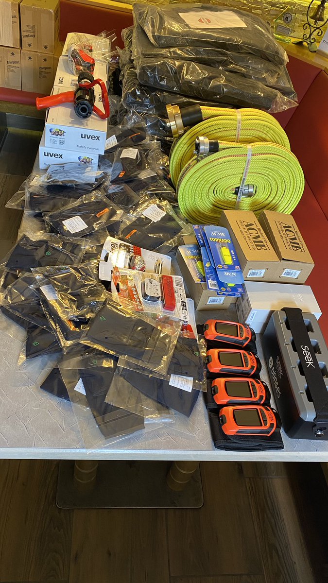 waldbrandkompo's tweet photo. Noch sicherer schneller und effizienter. Zusätzliche PSA und Gerätschaften für die Vegetationsbrandbekämpfung beschafft. 

Neben 4 Wärmebildkameras hat nun jeder unserer 70 Einsatzkräfte zu seinem Helm eine eigene Brille mit Schutz, Lampe und Pfeife. 1/ https://t.co/BXuc9N6XDY