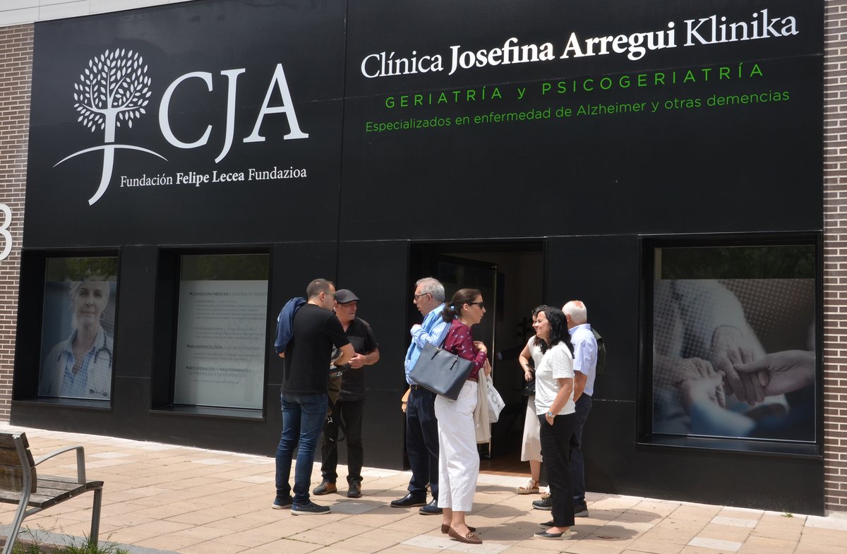 ArreguiClinica's tweet photo. 🗣Desde junio atendemos a personas con #Alzheimer y otras #demencias en nuestro nuevo centro médico especializado en #geriatría y #psicogeriatría de #Vitoria-Gasteiz

Si notas cambios en la conducta de una de las personas mayores con las que convives, llámanos ☎️ 848 463848 https://t.co/9CBnOSoPhn