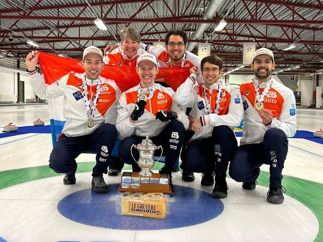 Over 500 dagen bestaat de Nederlandse Curling Bond 50 jaar. We hopen een mooi feestje te vieren!
Heb jij daar leuke ideeën bij? Wil je helpen met voorbereidingen (op een onderdeel)?
Meld je dan aan via media@curling.nl!
#Jubileum #Curling #Rolstoelcurling #Feestje