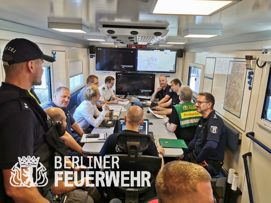 Berliner_Fw's tweet photo. Update
Evakuierung mit Hilfe von @polizeiberlin @ASBinBerlin @JUHBerlin @malteserberlin @DLRG_Berlin @drk_berlin beendet.
Entschärfung hat begonnen.
Die @Berliner_Fw ist weiterhin am Ort mit Führungsstelle #ELW2 für die #Gemeinsame_Einsatzleitung, in Bereitstellung #LHF #RTW #NEF https://t.co/1Nsmx1wkTI