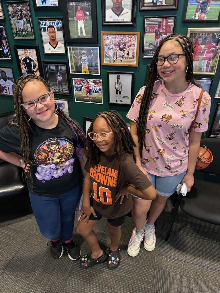 VonsVision58's tweet photo. Styling in their new glasses from #VonsVision. These girls picked up their prescription glasses this week at DeSoto High School from our recent Von's Vision Day. @desotoisdeagles @VonMiller https://t.co/DUkWzzzA4a