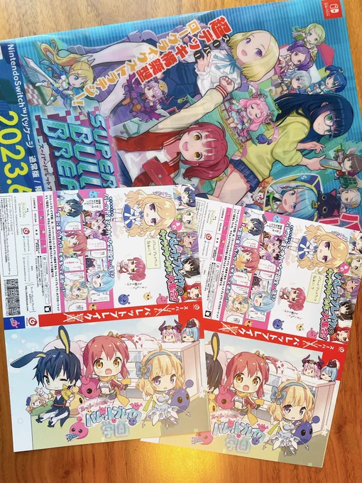 アートディンクさんから『 #スーパーバレットブレイク 』特典の掛け替えカバーのサンプルいただきました🙂✨ 保存用にエビテン版を買ったんですが特典もりもり!!タペの三人絵がスーパーだけどソシャゲ時代の雰囲気も感じられてとても可愛い…。