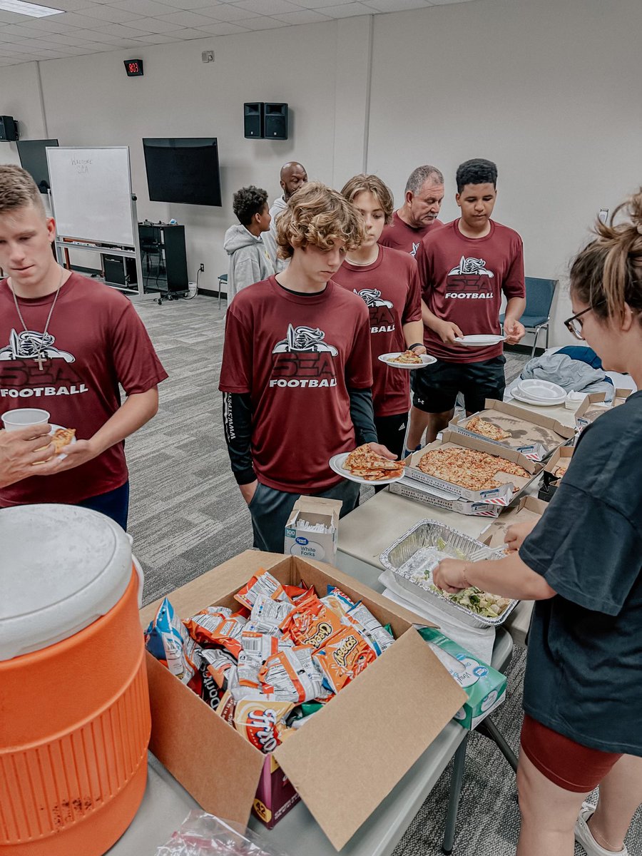 TWmissions's tweet photo. Day 1: The @sca_football team came in last night! We are ready for another week of outreach and missions in our community!

Had pizza, Devo, overview of trip and played some basketball!!! 

LIVE ON MISSION! https://t.co/KXVYuPWwqK
