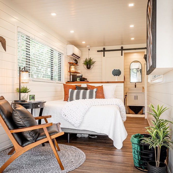Tinyhouse_com's tweet photo. This tiny home has an irresistible charm that makes you feel like it's giving the warmest hug 🏡

🏡: Crow's Nest
Via @cargo_home https://t.co/tqSOofbsIa
