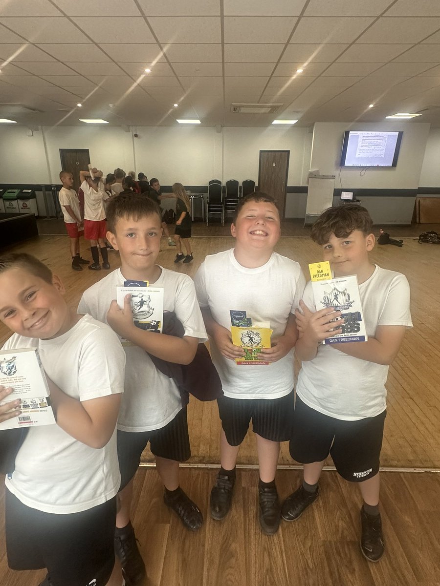 CFPSchool's tweet photo. Cheam Fields year 4s enjoyed there day out at Sutton United! Had lots of fun writing and playing football⚽️
#LeoEnglish #suttonunited
#LeoSports https://t.co/H3dJ6ZKiMF