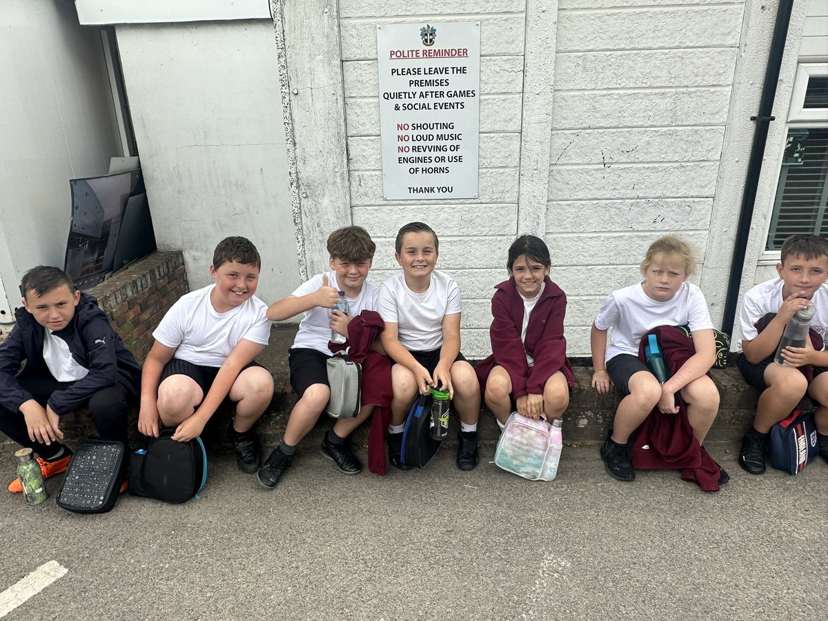 CFPSchool's tweet photo. Cheam Fields year 4s enjoyed there day out at Sutton United! Had lots of fun writing and playing football⚽️
#LeoEnglish #suttonunited
#LeoSports https://t.co/H3dJ6ZKiMF