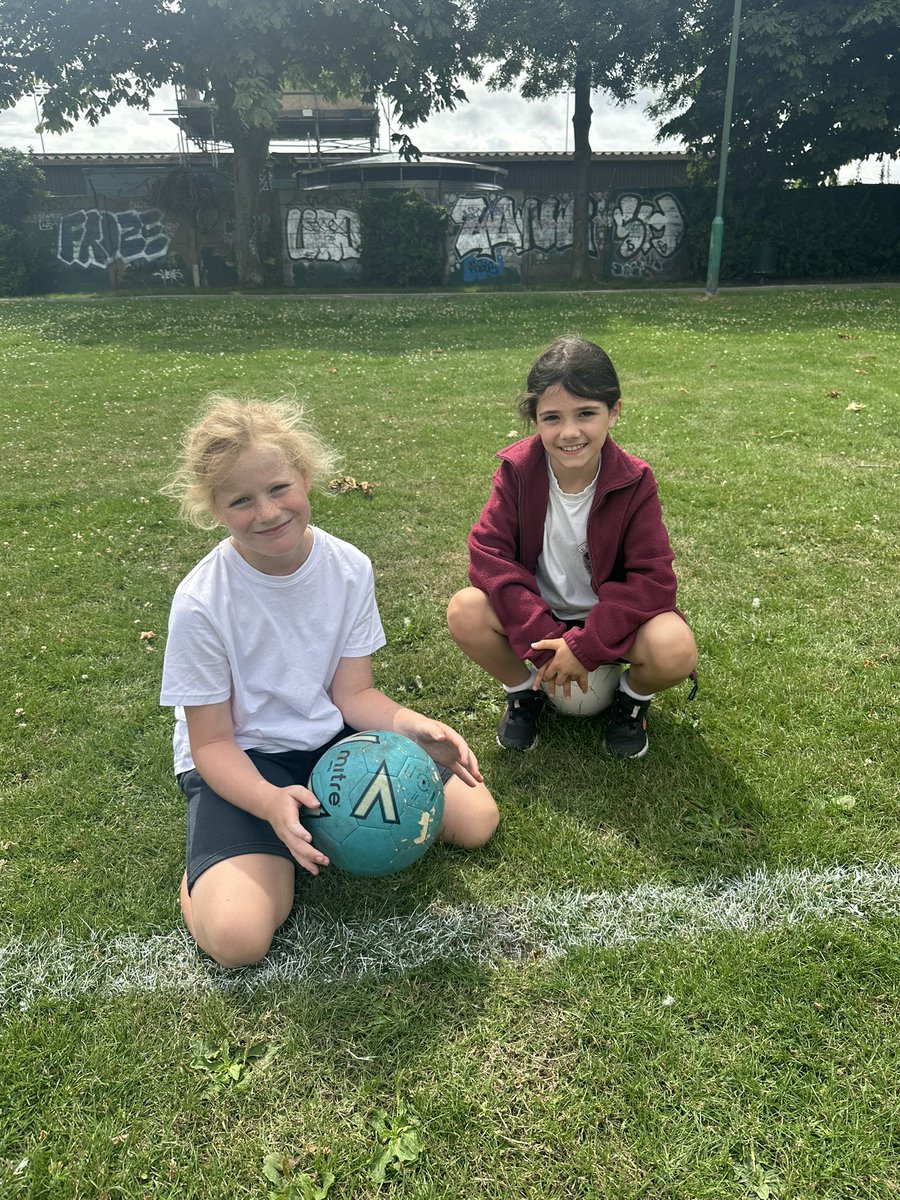 CFPSchool's tweet photo. Cheam Fields year 4s enjoyed there day out at Sutton United! Had lots of fun writing and playing football⚽️
#LeoEnglish #suttonunited
#LeoSports https://t.co/H3dJ6ZKiMF