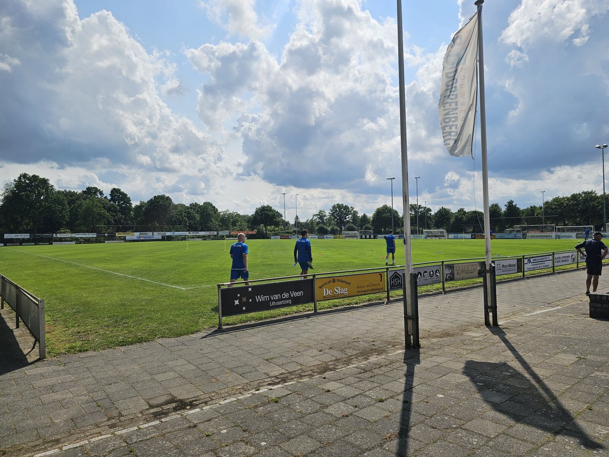 FletcherFootbal's tweet photo. De Duitse voetbalclub 𝐁𝐖 𝐋𝐨𝐡𝐧𝐞 is aangekomen in #Hoevelaken voor hun trainingskamp bij Fletcher Hotel-Restaurant De Klepperman
#BWLohne #klepperman #hoevelaken #fletcherfootball #hoteldeklepperman #bwl #fussball #lohne #trainingslager #regionalliga #trainingskamp https://t.co/Mrb9TtCpvN