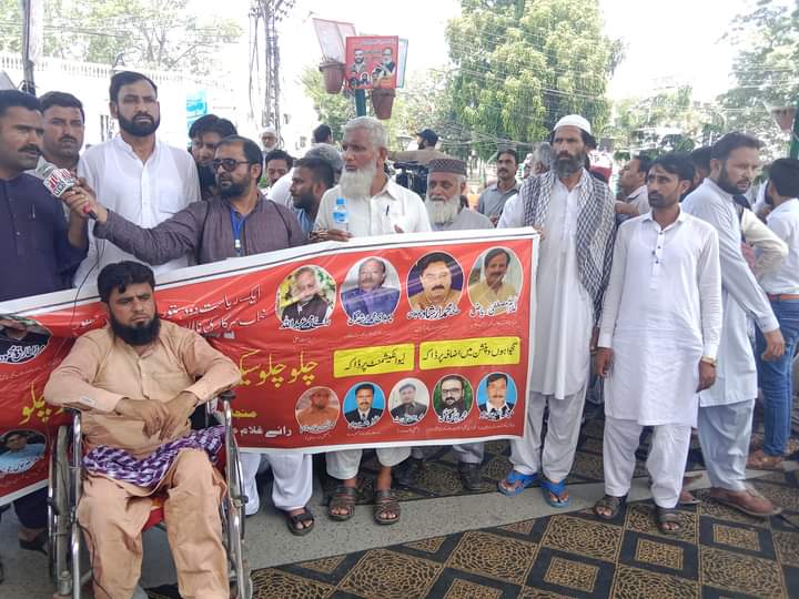 wild__catoo's tweet photo. گھر میں بیٹھ کر تقدیر بدلنے کا انتظار کر نے والے سرکاری ملازمین ذرا ان تصویر کو دیکھیں۔۔۔۔
بورےوالا سے ایک سپیشل ٹیچر ویل چیئر پر دھرنا میں موجود ہیں اور ہمارے حقوق کی جنگ لڑرہے ہیں۔
شدید گرمی میں بورےوالا سے لاہور کا سفر ،سفری و دیگر مسائل اور وہیل چیئر
#ہمارے_مطالبات_پورے_کرو https://t.co/wI7EC3Q36r