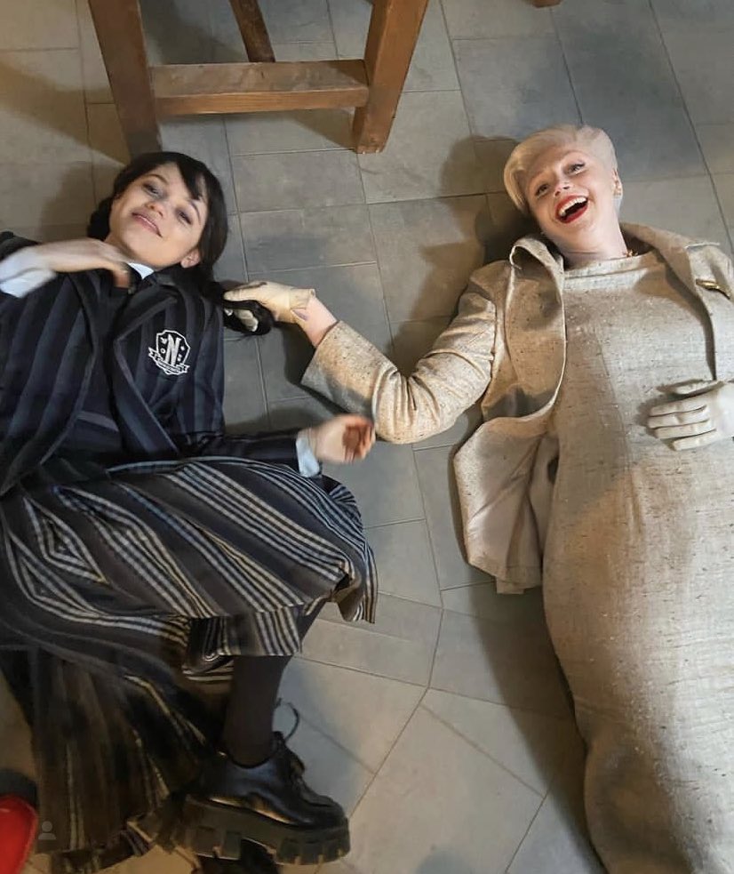 JennaSourceFR's tweet photo. « Quelle merveilleuse nouvelle d'apprendre que l'équipe de Wednesday a reçu douze nominations aux Emmy. J'ai eu tellement de chance d'être témoin de l'incroyable temps/effort de nos acteurs, de l'équipe, des écrivains et des réalisateurs, et je me sens tellement excitée de (1/2) https://t.co/cli1sTQYbK