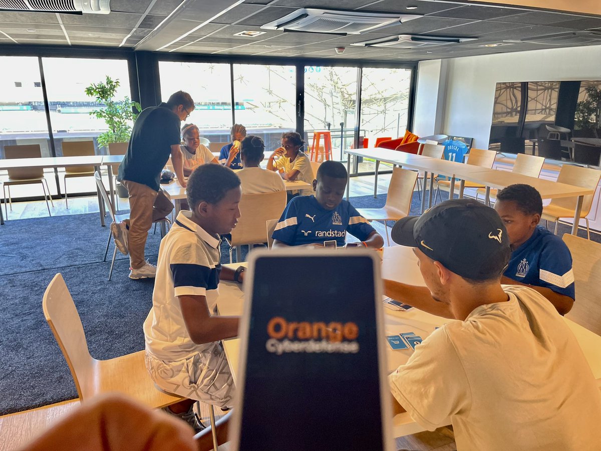 OrangePACA's tweet photo. Cet après-midi #OVSchool, est dédié aux ateliers numériques Orange autour de la #CyberSecurité 🛡️

Avec nos experts @OrangeCyberFR, se sensibiliser devient ludique grâce à des jeux de cartes, quizz et tests de hacking 🕵️‍♂️

Et si ils devenaient des petits génies du numérique ?🚀 https://t.co/VmyLhRbqiY