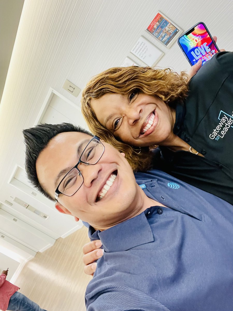 Thrilled to have an unexpected encounter with our outstanding @Thrive_CAS leader, Regina, today. Meeting this amazing leader face-to-face was truly a delight!🌟🤝🌟 #DCWBossMode #GuinningTogether #MBCGoodStuff #WinAs1Fam #LifeAtATT #Time2Thrive