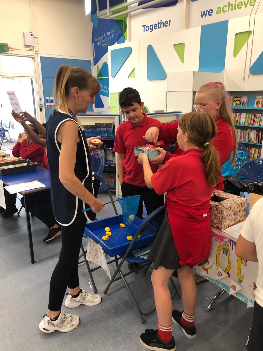 HallPeel's tweet image. A very successful #Make £5 Grow day! Well done Year 6 and thank you to all the children who purchased from the stalls