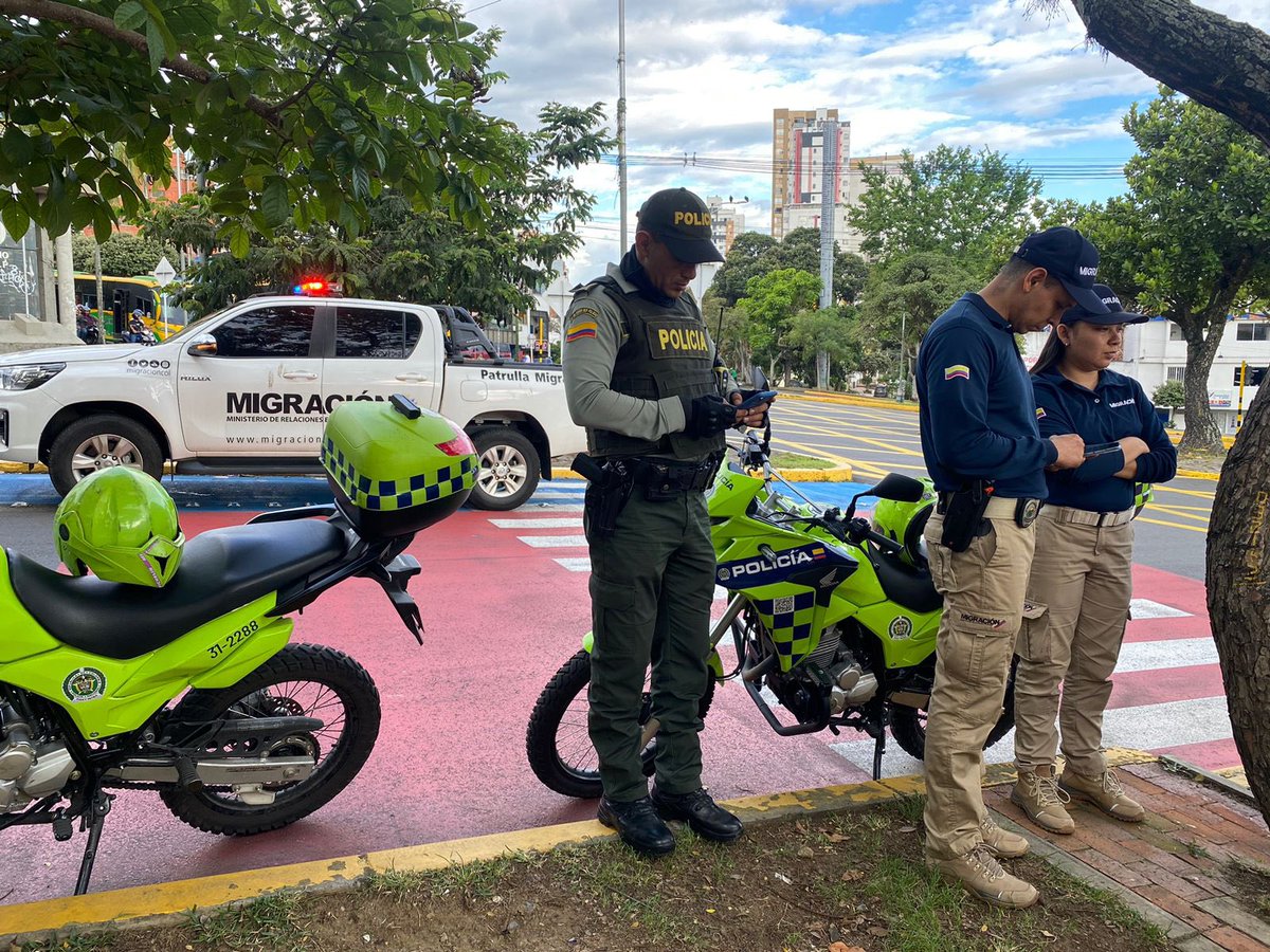 AlcaldiaBGA's tweet photo. 🚫No permitiremos mendicidad infantil 👧🏻 en las calles de Bucaramanga.

Junto con @MigracionCol @PoliciaBmanga @DesarrolloBGA lógramos : ☑️ 45 personas registradas y verificadas sus antecedentes.
☑️ 7 menores retirados de su entorno para ser utilizados en mendicidad. https://t.co/5bIIUj5Ep1