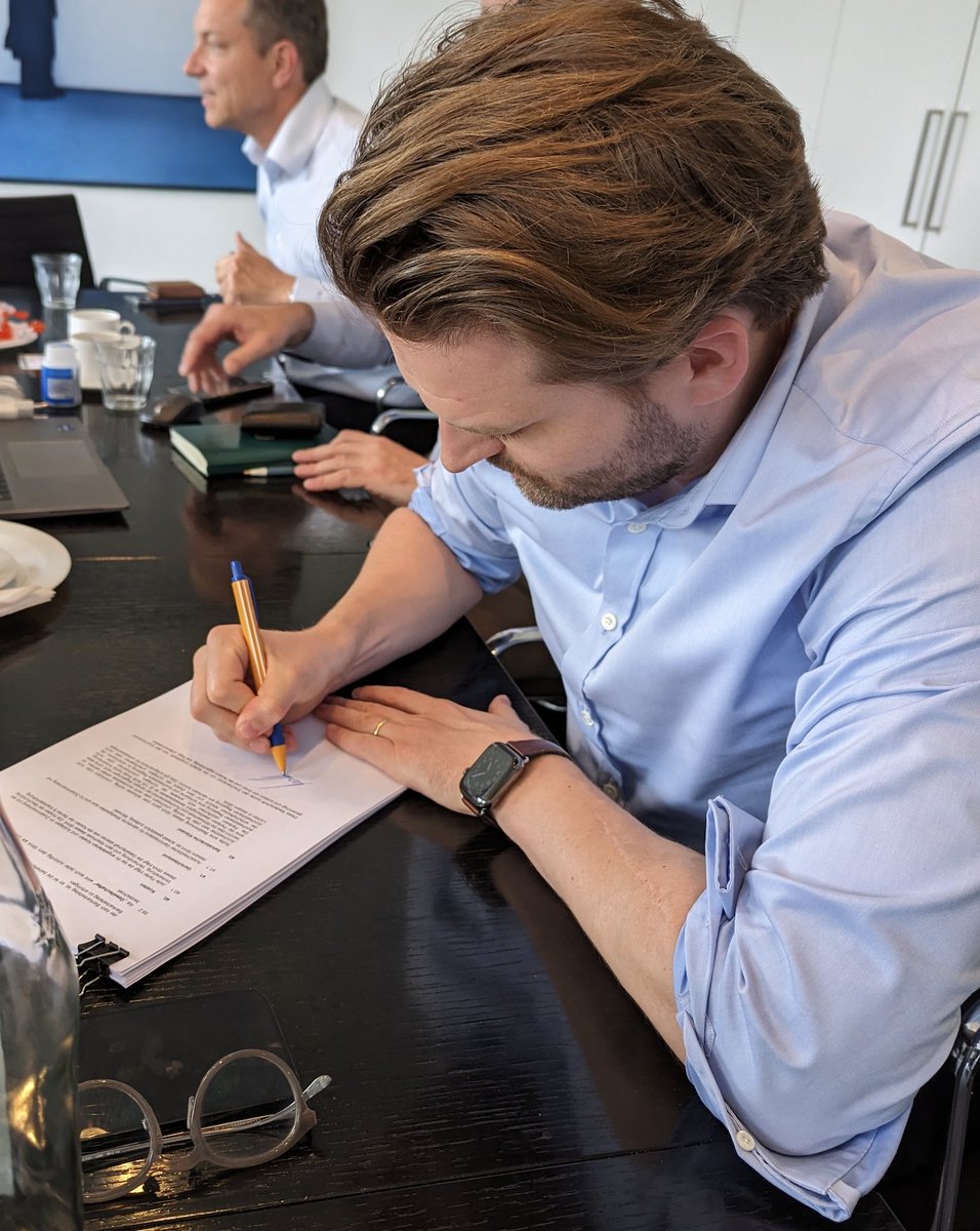 Yes, we did it 🍾 27,5 Mio. EUR Series B Finanzierung für <a href="/rightmartlaw/">rightmart</a> ! 💶 Danke an alle, die uns den Rücken freigehalten haben, daran mitgearbeitet haben oder uns auf irgendeine Art supportet haben 🙏🙌