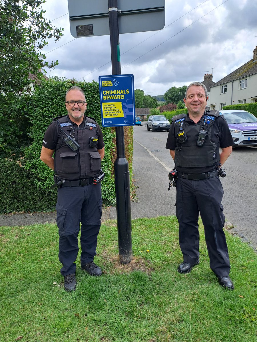 PC Trowman and PC Bolton from @WMPRuralMatters have been out in Broadway doing catalytic converter crime prevention. @CCPippaMills @InspDaveWise @WestMerciaPCC @WeDontBuyCrime #smartwater