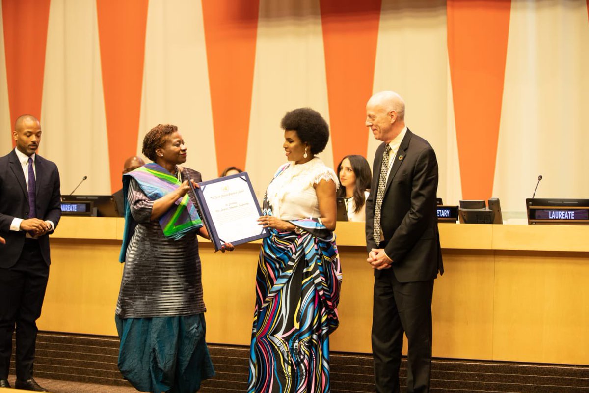 DrNtakarutimana's tweet photo. #Burundi Mes félicitations les plus chaleureuses à SE @Burundi1stLady pour le prix mérité des Nations Unies en matière de Population édition 2023 qui vient de lui être décerné à New York en reconnaissance de ses efforts pour améliorer les conditions de vie des populations. https://t.co/hoJbFAzS5M
