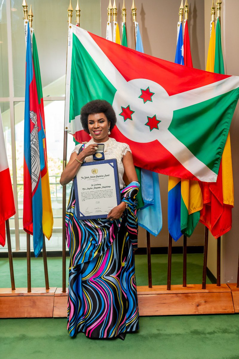 DrNtakarutimana's tweet photo. #Burundi Mes félicitations les plus chaleureuses à SE @Burundi1stLady pour le prix mérité des Nations Unies en matière de Population édition 2023 qui vient de lui être décerné à New York en reconnaissance de ses efforts pour améliorer les conditions de vie des populations. https://t.co/hoJbFAzS5M