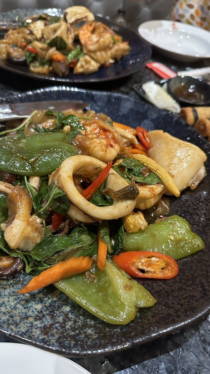 adhidharma's tweet photo. Tiap ke Bangkok selalu ke Thipsamai. Order selalu sama: Fresh Orange Juice and Stir Fried Seafood Rice Noodle. 
Ini OJ terenak sedunia menurut gue. Rice Noodle Seafoodnya juga top! Honest review, thank yewww. https://t.co/R9Q5Ry9Cys