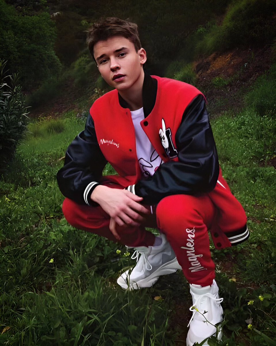Maxstan2021's tweet photo. Red is the new black🐰❤️🖤 https://t.co/1ZTIQqOlYU