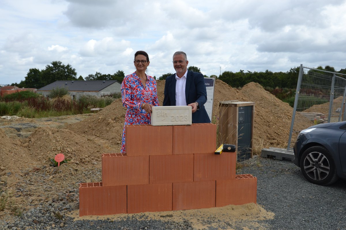 Sèvre Loire Habitat (@sevreloirehab) on Twitter photo 🧱Pose de 1ère pierre à la Tessoualle
Avec cette nouvelle opération, la collaboration de 46 ans entre SLH et la commune a déjà permis la mise en place de 93 logements publics. <a href="/SevreLoireHab/">Sèvre Loire Habitat</a> renforce son rôle de principal opérateur sur la commune. 🧱Pose de 1ère pierre à la Tessoualle
Avec cette nouvelle opération, la collaboration de 46 ans entre SLH et la commune a déjà permis la mise en place de 93 logements publics. <a href="/SevreLoireHab/">Sèvre Loire Habitat</a> renforce son rôle de principal opérateur sur la commune.