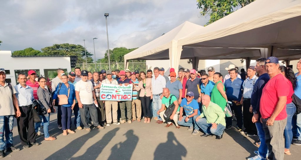 EcuMayka's tweet photo. Subdirectora de Atención al Ciudadano, Comunidades y Colectivos, ahora sí; más unida al corazón de mi pueblo 🙌❤️🙌 Gracias Prefecto @Leoorlandoa por depositar en mí, lo más preciado de su administración, su gente manabita!👏 Estoy Feliz, agradecida y honrada por tan alto honor🙏 https://t.co/0ODg7mdjgG