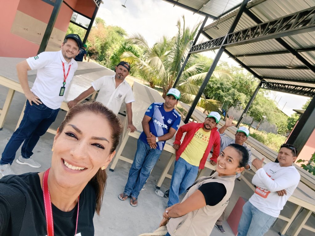 EcuMayka's tweet photo. Subdirectora de Atención al Ciudadano, Comunidades y Colectivos, ahora sí; más unida al corazón de mi pueblo 🙌❤️🙌 Gracias Prefecto @Leoorlandoa por depositar en mí, lo más preciado de su administración, su gente manabita!👏 Estoy Feliz, agradecida y honrada por tan alto honor🙏 https://t.co/0ODg7mdjgG