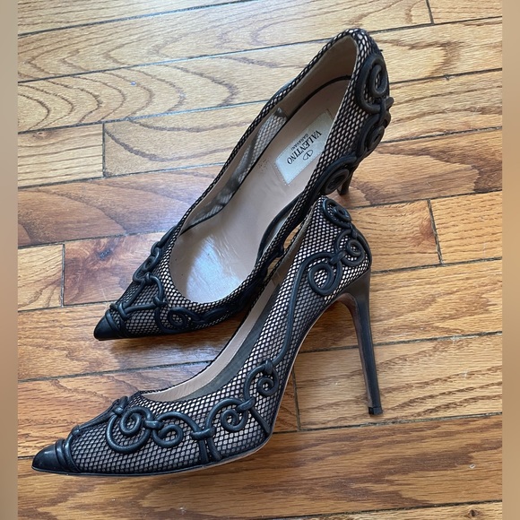 Pricegood5's tweet photo. So good I had to share! Check out all the items I'm loving on @Poshmarkapp #poshmark #fashion #style #shopmycloset #casablanca #unknown #valentino: https://t.co/3qeC61w4EX https://t.co/4CStEW65ii
