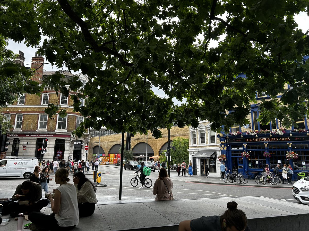 PC’s Nick & Lee started the day catching up with @lb_southwark wardens as they engaged with rough sleepers who needed help. PC Lee met with @KingsCollegeLon security whilst Nick patrolled around #LondonBridge. Quick stop in @LDNBridgeCity street garden before heading out again🦋