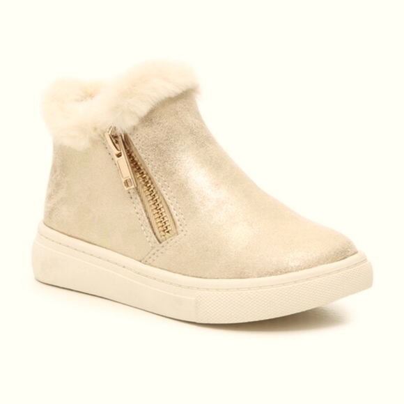donna_peer's tweet photo. So good I had to share! Check out all the items I'm loving on @Poshmarkapp #poshmark #fashion #style #shopmycloset #oliveedie #paparazzi #christianlouboutin: https://t.co/lIqoYgo8W9 https://t.co/DVEziLHXmZ