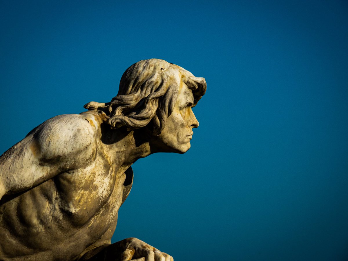 camaramemory's tweet photo. El hombre esculpido, ojos anhelantes, encarna la esperanza eterna de descubrir nuevos caminos. #photo #PictureOfTheDay #Uruguay https://t.co/MYqmb9v1R9