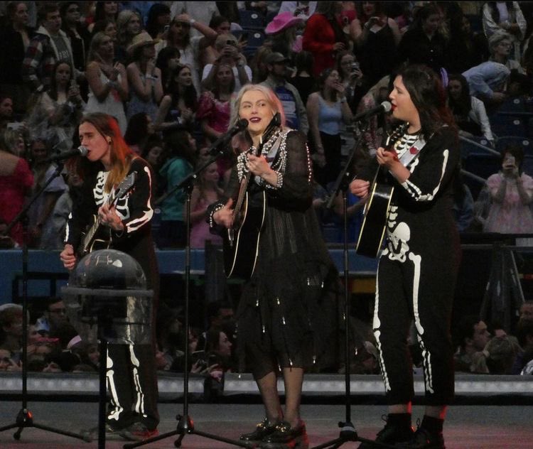 raspberhrriies's tweet image. phoebe bridgers performing at the eras tour with boygenius AND taylor swift altered my brain chemistry forever