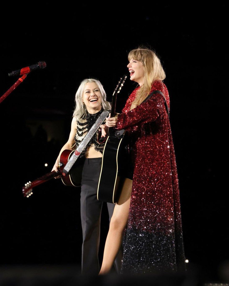 raspberhrriies's tweet image. phoebe bridgers performing at the eras tour with boygenius AND taylor swift altered my brain chemistry forever