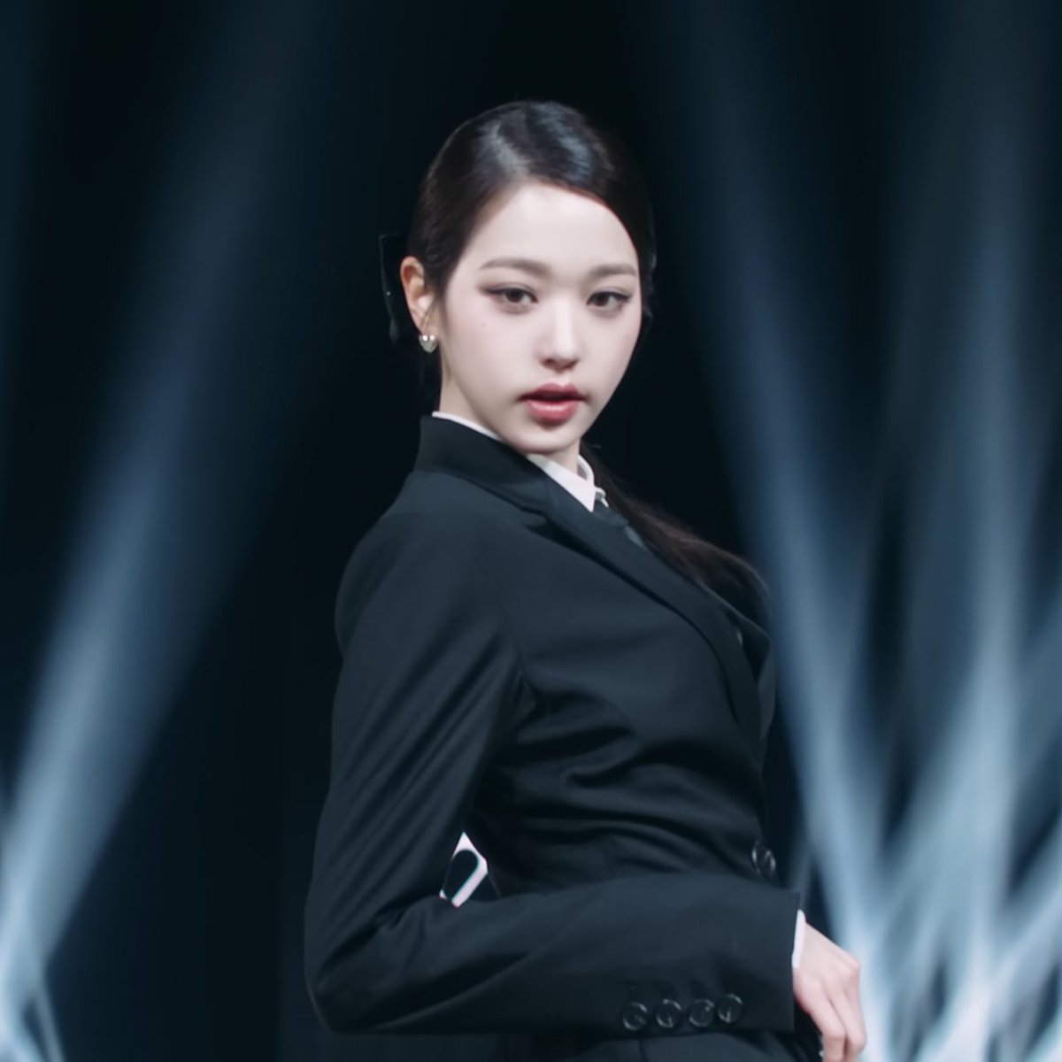 PopBase's tweet photo. Son Seunghee, the director of IVE's ‘I AM’ music video, reveals that Wonyoung injured her arm during the shoot and was hospitalised for two days before returning to the set to finish filming with seven stitches. https://t.co/kFOcrSIEnz