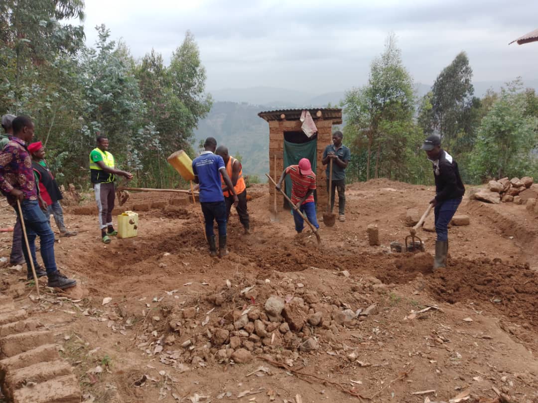 MiyoveN's tweet photo. None ku wa 13/07/2023 Urubyiruko  @MiyoveG kubufatanye n'ubuyobozi bw'umurenge twakoze umuganda wo kubumba amatafari yo kubaka igikoni cy'umuturage utishoboye mu kagali ka Miyove, village #Murambo. Habumbwe amatafari 270, igikorwa cyagenze neza.@GicumbiN @MiniYouthRwanda https://t.co/5YVAwQdJmZ