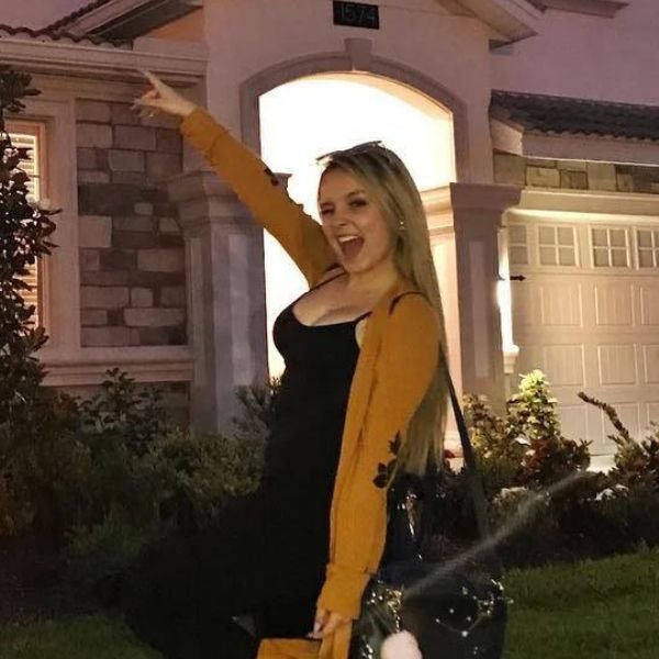 centralreality's tweet photo. 🚨FAMOSOS: Com apenas 22 anos, Larissa Manoela acumula um patrimônio de R$ 30 milhões.

E você? O que acumula na sua idade? https://t.co/Vj9eMWjbb5