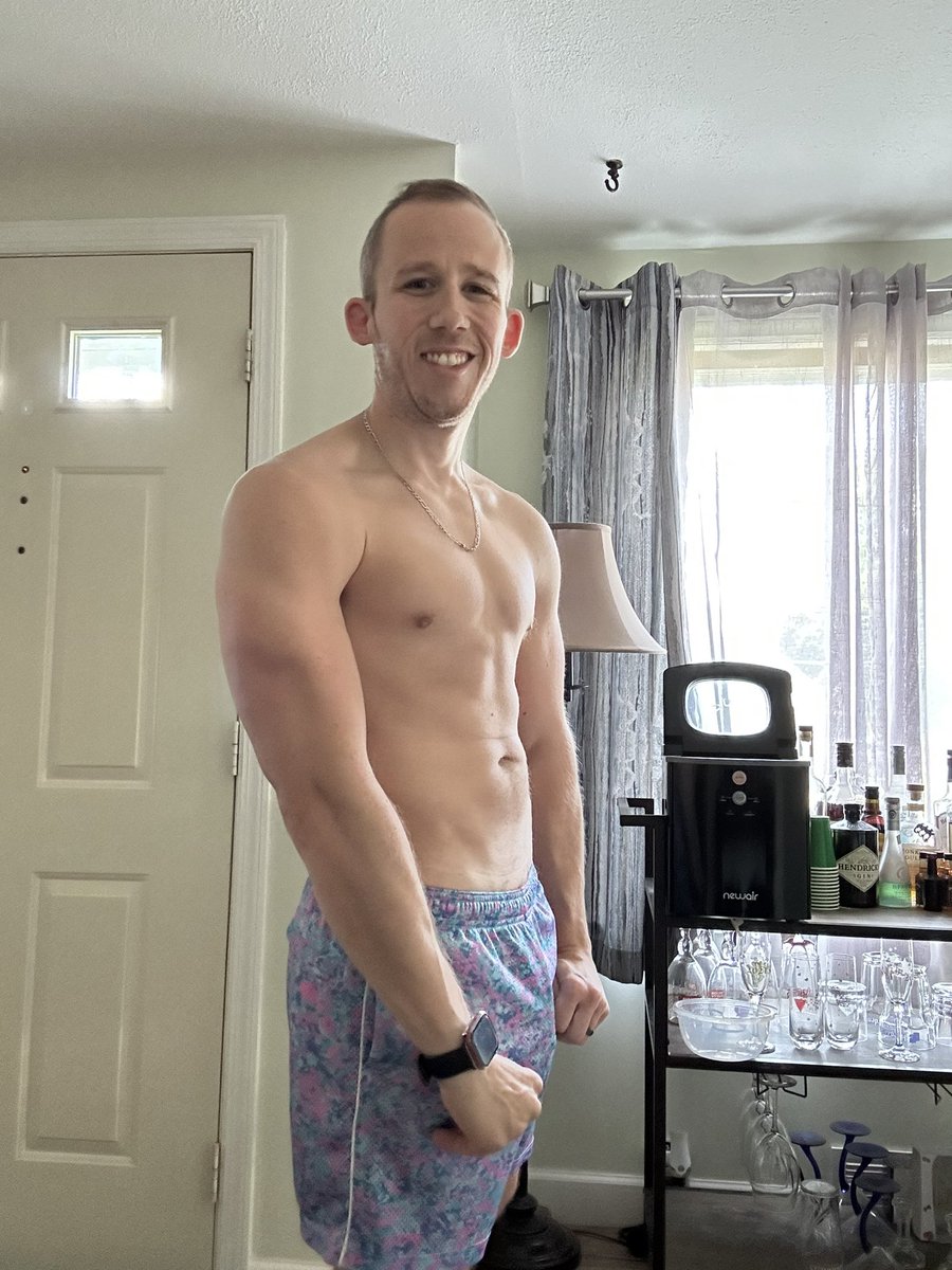 fitnessguy87's tweet photo. Pre workout flex. Decided to have a bit of a rest this past week or so. Getting back to it full time again next week. But, getting a quick biceps and back in today 💪🏻💪🏻💪🏻 Oh and of course wearing my @Chubbies #flex #restweek #fitnessjourney https://t.co/gLej3XhG0y