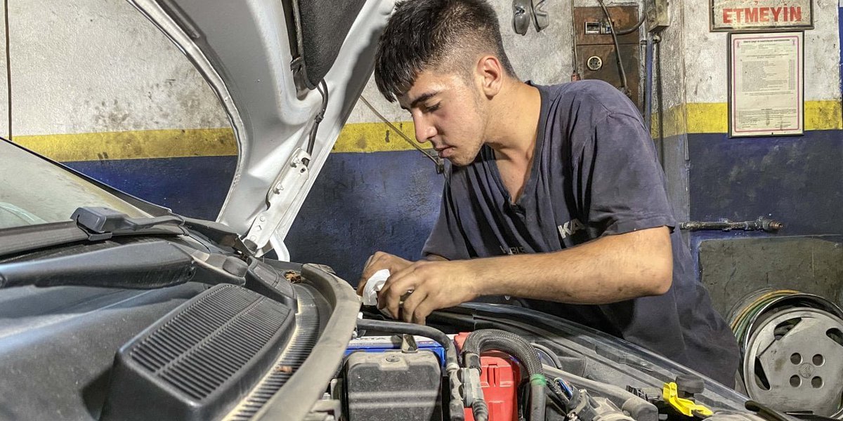 Antalya'da, 17 yaşındaki Ümit Ulaş ön damağında çıkan dişlerinin tedavisi için okuluna ara verip sanayide çalışmaya başladı. Katı gıdayla beslenen ve ağrı nedeniyle uyumakta zorlanan Ümit Ulaş, tedavi için gerekli olan 80 bin lirayı biriktirmek için çalışıyor. #Geçinemiyoruz