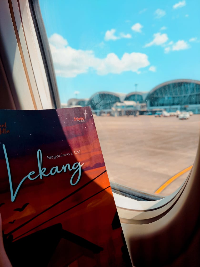 Saya merekomendasi novel ini tuk kalian baca, krn:
1. Kehadiran tiap tokoh menguatkan cerita, sekalipun dalam kisah ini Jilla adalah tokoh utamanya
2. Kover Cantik, Quotable, diksi indah, vibesnya mirip bacaan tahun 2000an namun isu yang dibahas relateable
#dilafadilareview