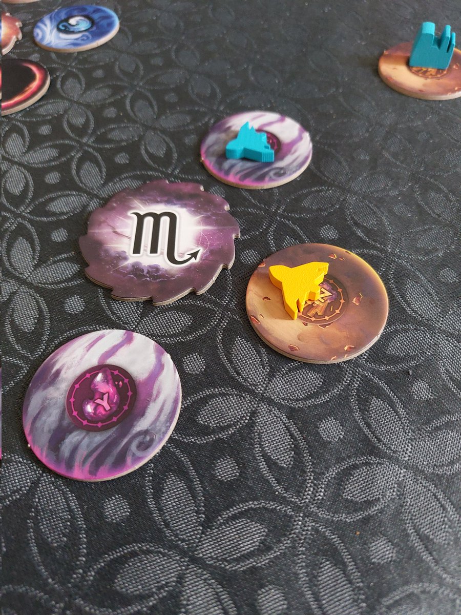 #TheArtemisOdyssey est le remake de #AdAstra (Un jeu injustement méconnu). Cette refonte propose un matériel fonctionnel et -Une fois les subtilités du scoring comprises- des tours fluides. Je l'ai redécouvert avec sa variante 2 joueurs et elle fonctionne très bien! 😁