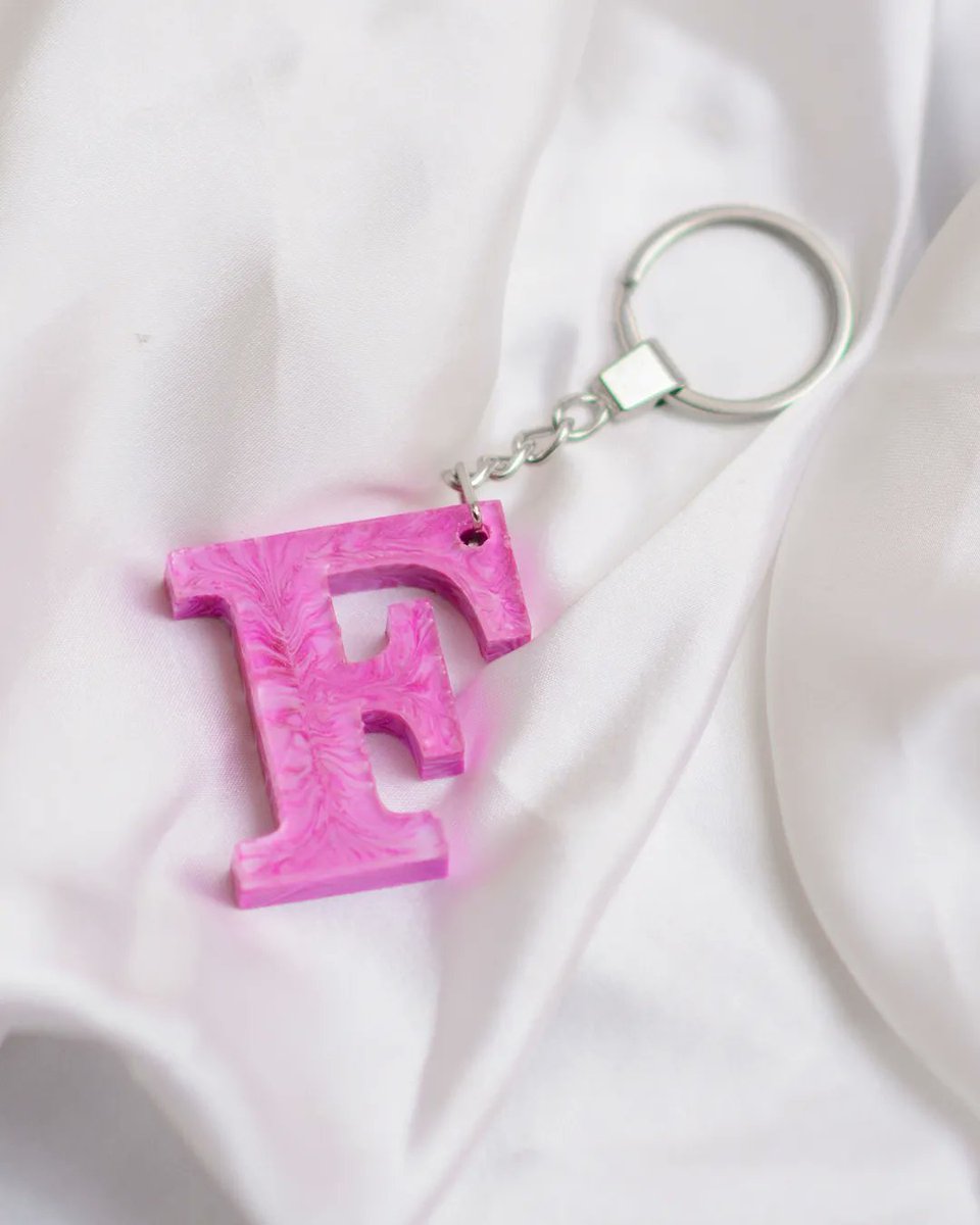 Aimi_Writes786's tweet photo. Customized Epoxy Resin Keychains.

Can be made in any design or letter.

#keychains #resincrafts #epoxyresin #handmade #gift #customizedwork #businesswoman #hijabiartist https://t.co/Gv39HzgQge