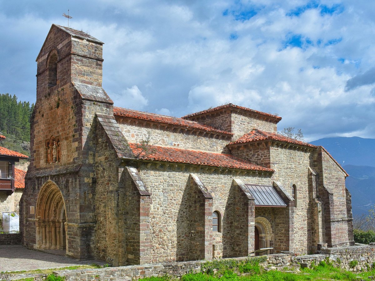 No es una iglesia de fáciles encuadres, pero los que salen, son verdaderas pinturas. 
📷 Santa Maria de Piasca (Cantabria). Una belleza 
#BuenasTardes #FelizJueves